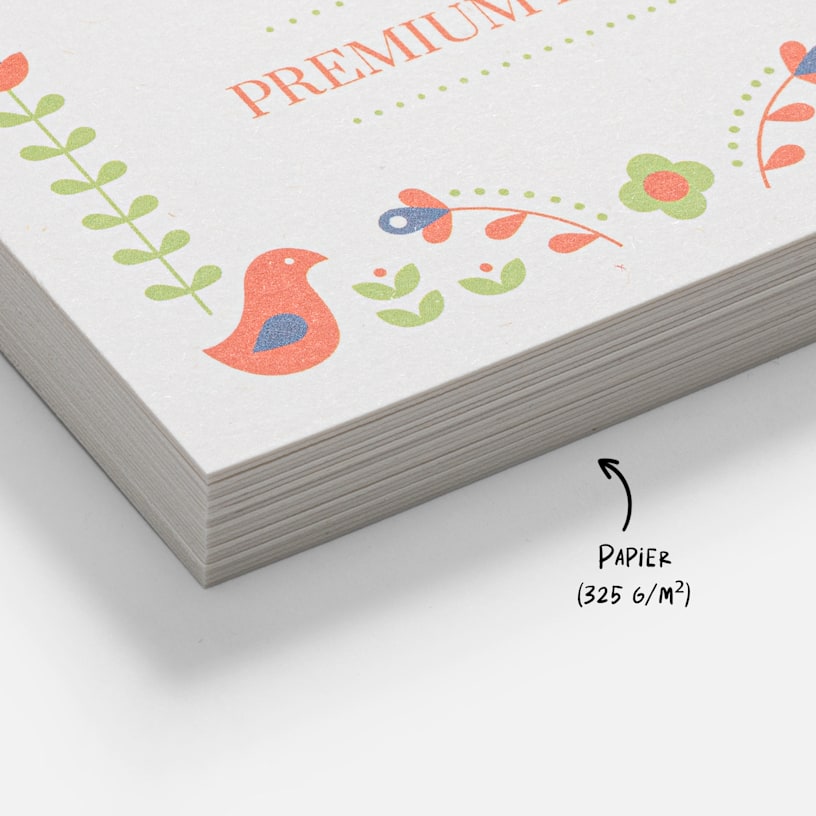 Ein Stapel Visitenkarten mit Hanffaser-Anteil in Nahaufnahme und eine Notiz, die das Papiergewicht von 325 g/m² hervorhebt.