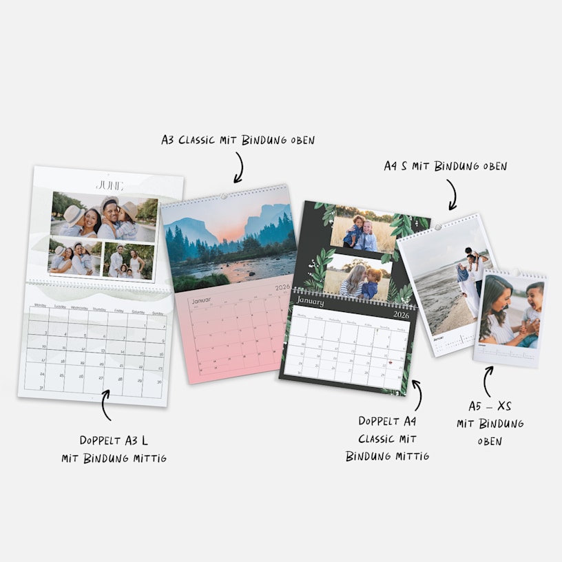 Unterschiedliche Wandkalender 2026 mit personalisierten Fotos in verschiedenen Größen und Designs, auf die hingewiesen wird. 