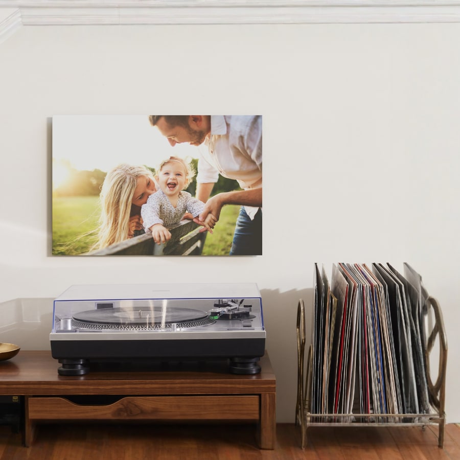 An aluminium print featuring a happy family.