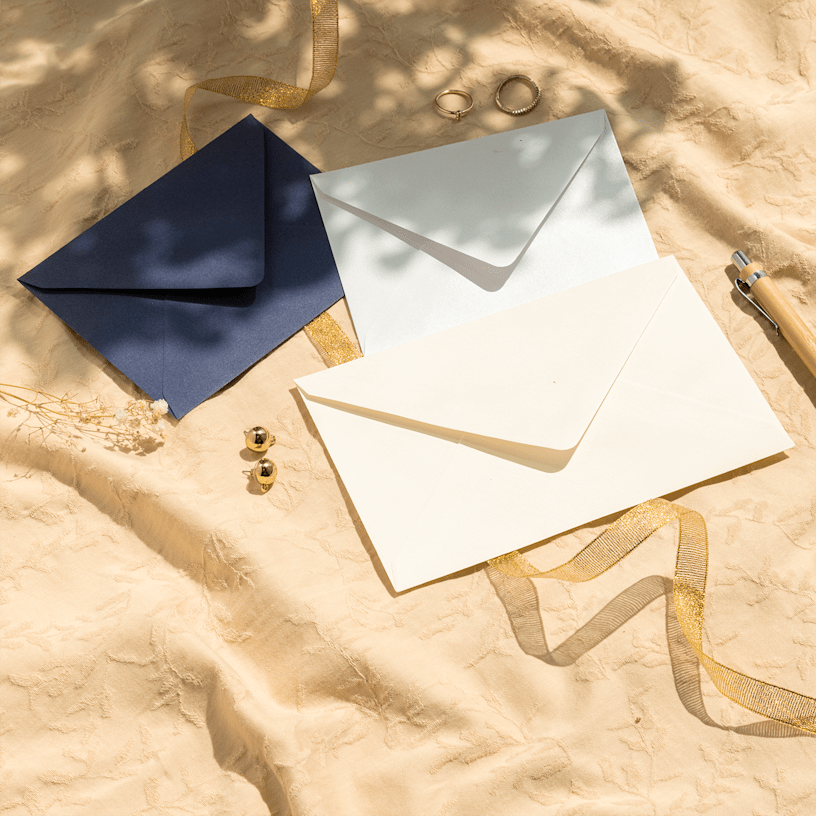  What’s the difference between regular and coloured envelopes? [A6] Coloured envelopes tend to be more eye-catching than regular envelopes, ideal for when you have an extra special message to send out.  