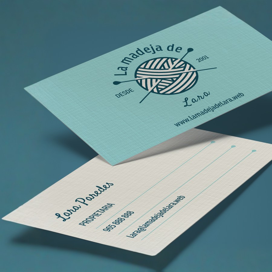 Se muestra el diseño del anverso y el reverso de una tarjeta de visita con acabado lino de una propietaria de una tienda de punto.