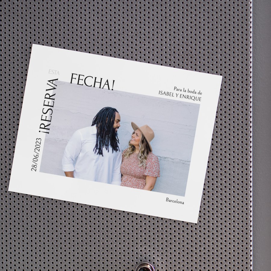 Imán Save the Date en el que aparece la foto de una pareja. 
