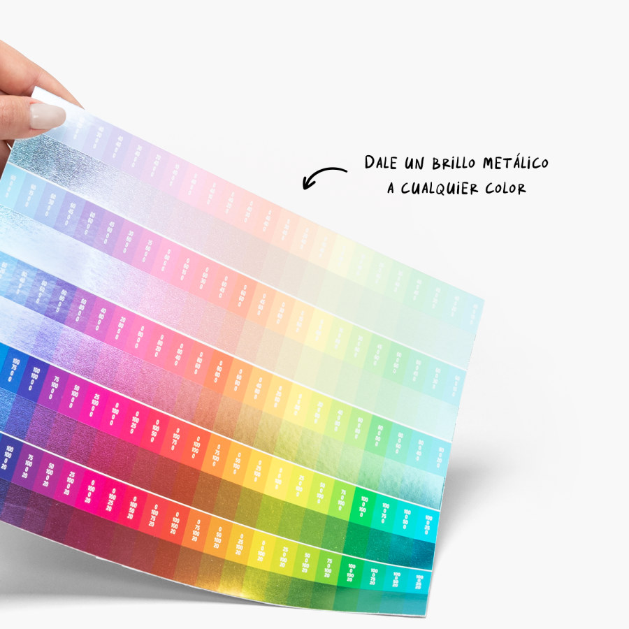 Una mano sostiene una paleta de colores junto a un mensaje que indica que los clientes pueden darle un brillo metálico a cualquier color.