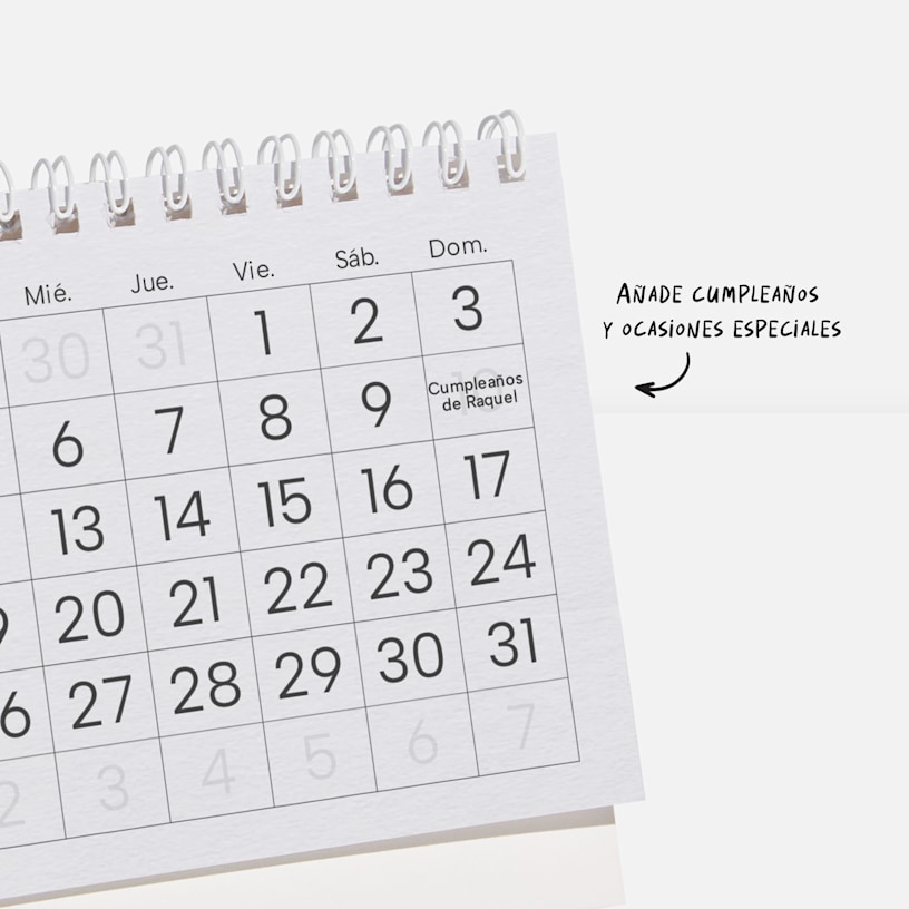 Cuadrícula de calendario con una nota donde se indica que se pueden añadir cumpleaños y eventos especiales al calendario personalizado. 