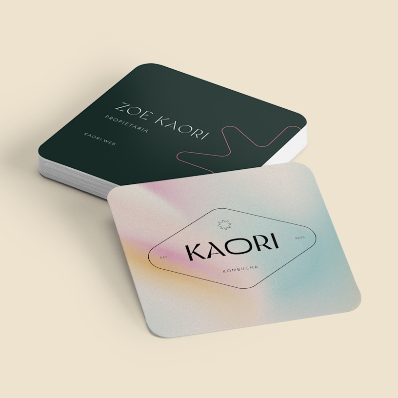 Se muestran el anverso y el reverso de unas tarjetas de visita cuadradas con esquinas redondeadas para una empresa de bebidas artesanales.