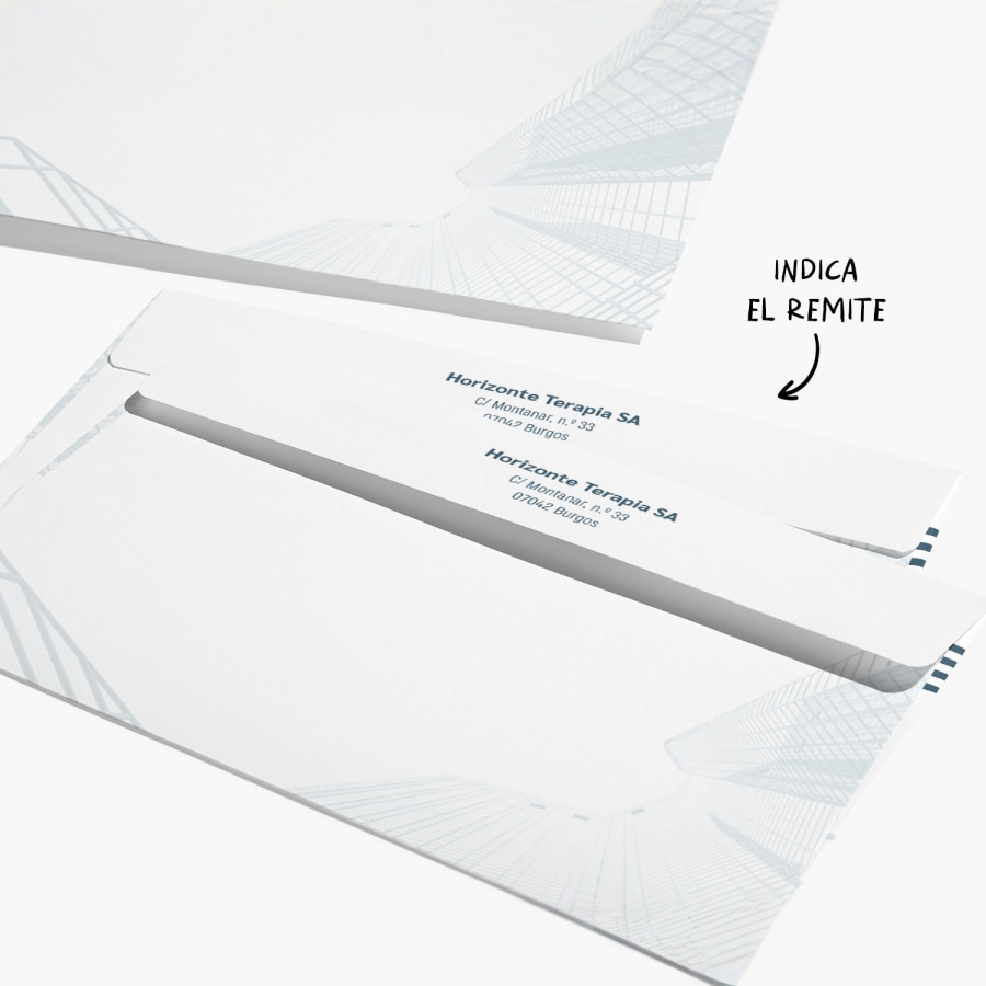 Sobres con la dirección de un servicio de asesoramiento impresa en la solapa y una nota que indica que puedes añadir tu dirección de remite. 