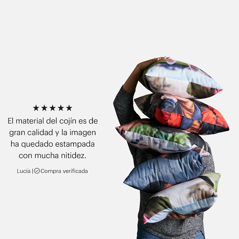 Una persona sosteniendo unos cojines con foto. Reseña de un cliente sobre cojines personalizados en la que pone: «El material del cojín es de gran calidad y la imagen ha quedado estampada con mucha nitidez».