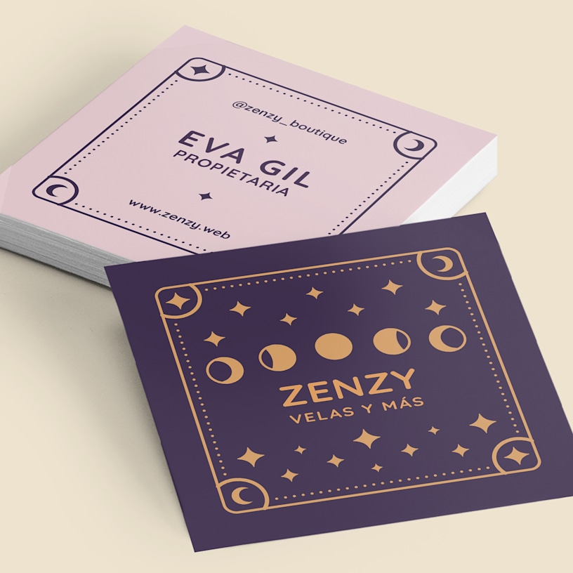 Se muestran el anverso y el reverso de unas tarjetas de visita cuadradas, diseñadas para la gerente de una empresa de velas y otros artículos.
