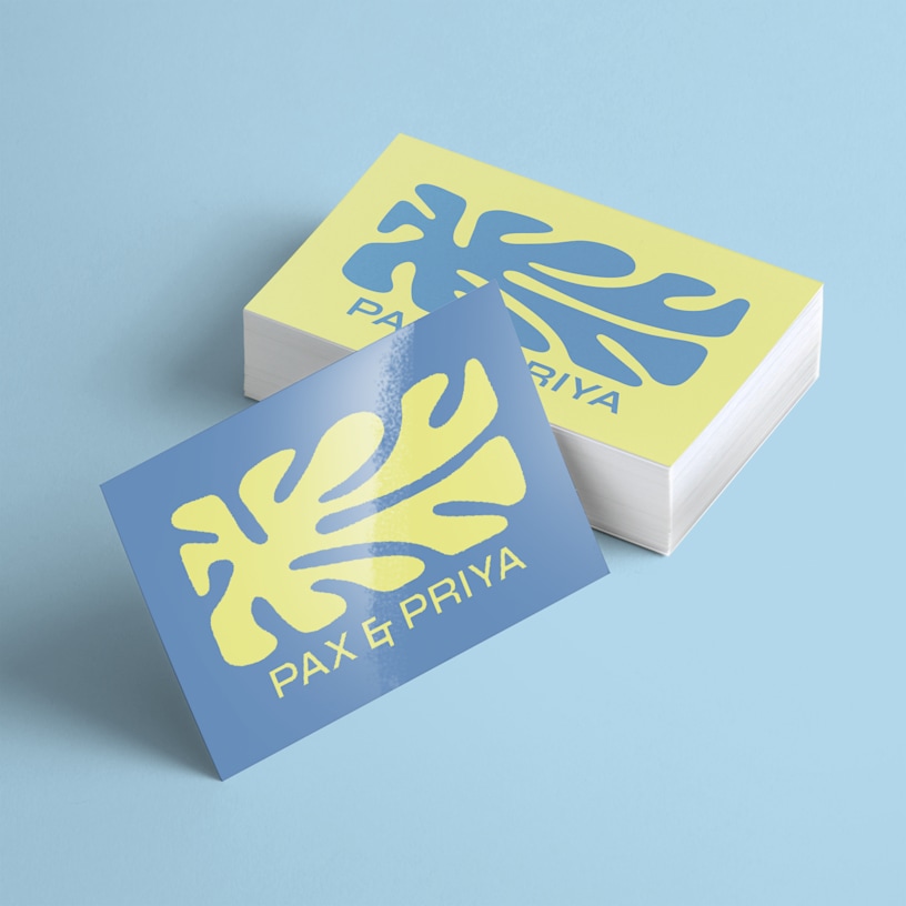 Dos diseños diferentes para un estudio de cerámica, mostrados en una pila de tarjetas de visita con acabado brillante.