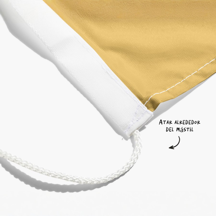 Un primer plano del cordón inferior de una bandera con un mensaje que indica que hay que atarlo alrededor del mástil.