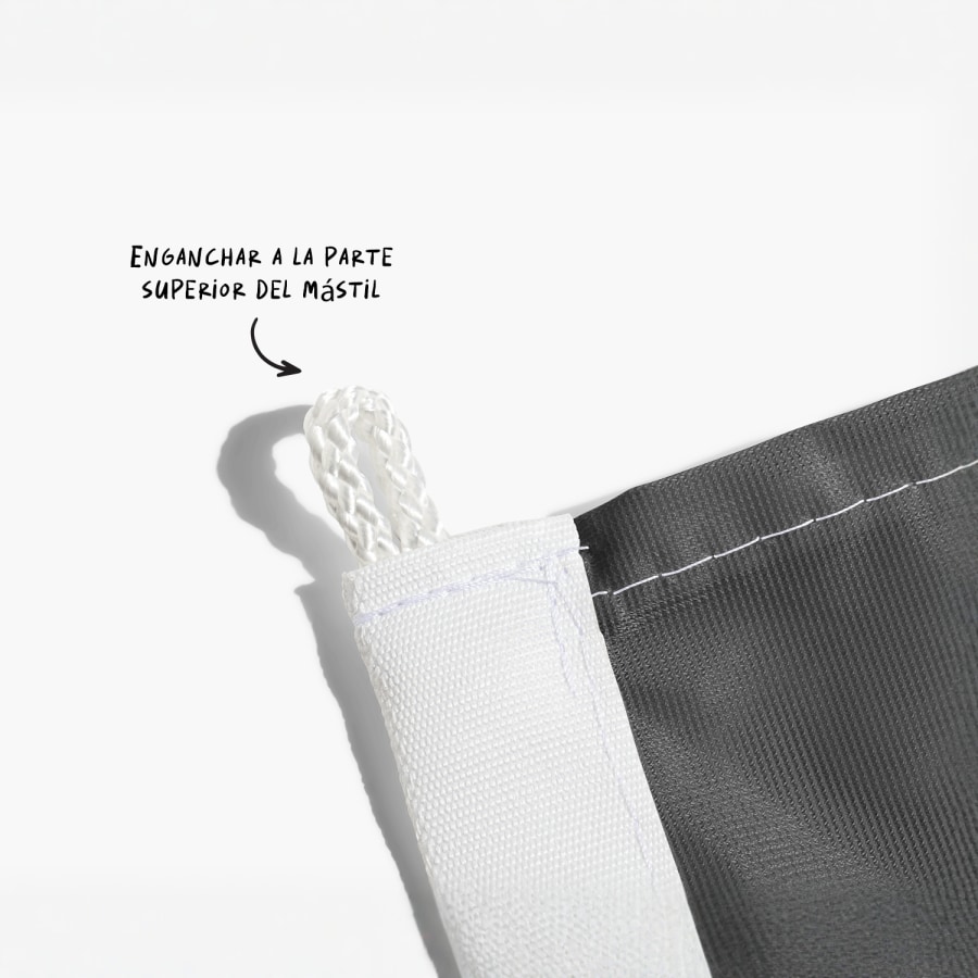 Un primer plano de la anilla superior del cordón de una bandera con un mensaje que indica que hay que engancharla al mástil.