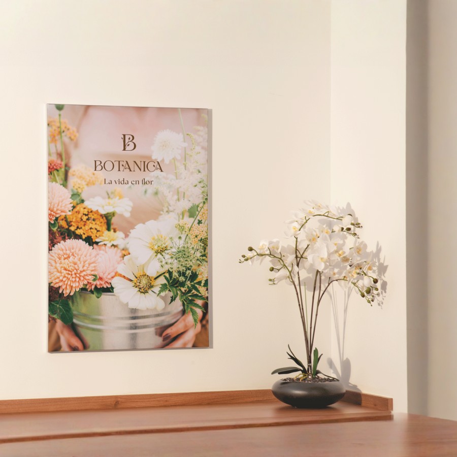 Un marco textil de una floristería junto a una nota que destaca la nitidez y la resistencia a la decoloración de la impresión.