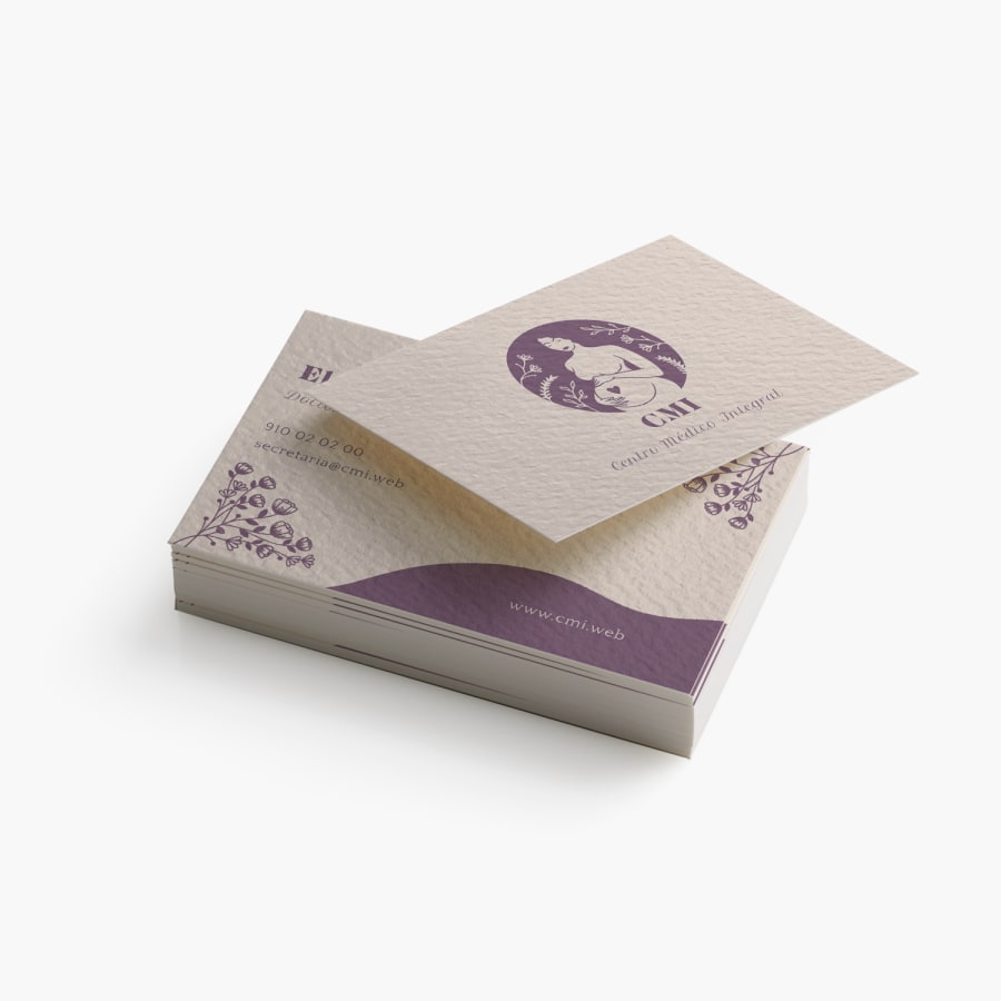 Una pila de tarjetas de visita de textura rugosa de un centro de salud para mujeres, que muestra el anverso y el reverso.