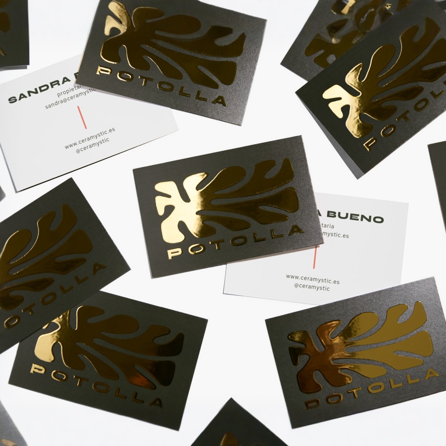 Diseños para el anverso y el reverso de varias tarjetas de visita con relieve para un estudio de cerámica.
