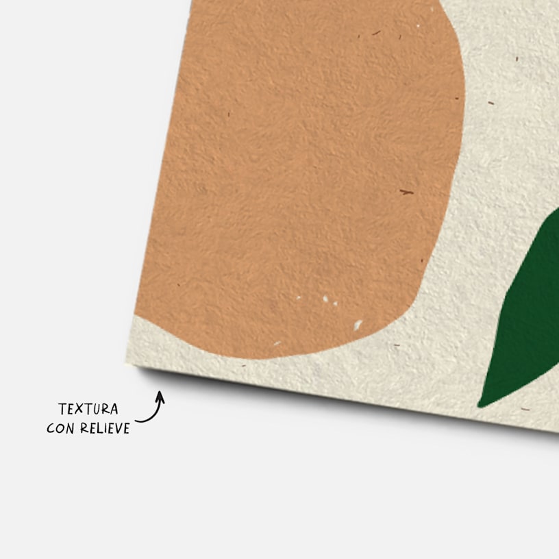 Un primer plano de una tarjeta de visita de fibra de cáñamo con una nota que pone de relieve su textura rugosa.