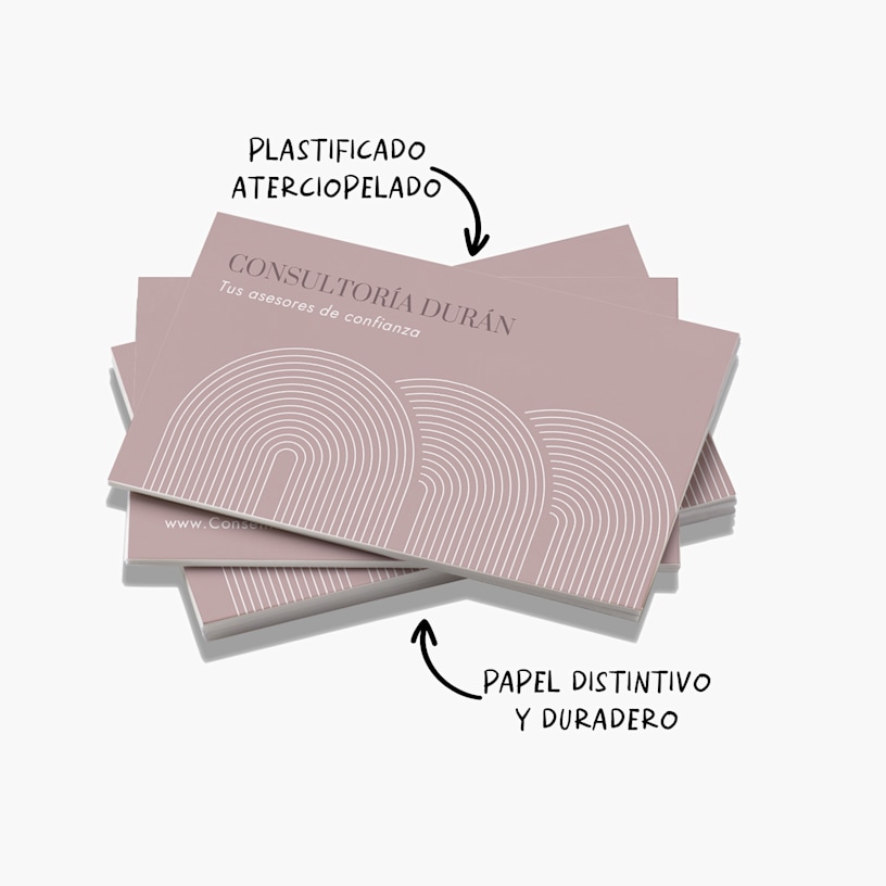 Una pila de tarjetas de visita de tacto suave para una consultoría con una nota que indica que están hechas de un papel duradero y reconocible y que presentan un plastificado «aterciopelado».