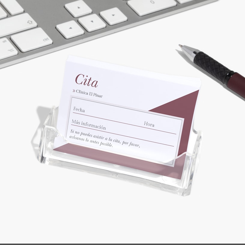 Un tarjetero en metacrilato con tarjetas de recordatorio de citas para una consulta médica.