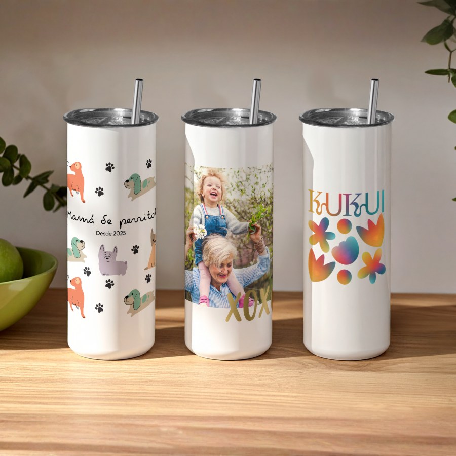 Tres vasos térmicos personalizados con diferentes diseños: dibujos de perros, una foto familiar y el nombre de una empresa. 