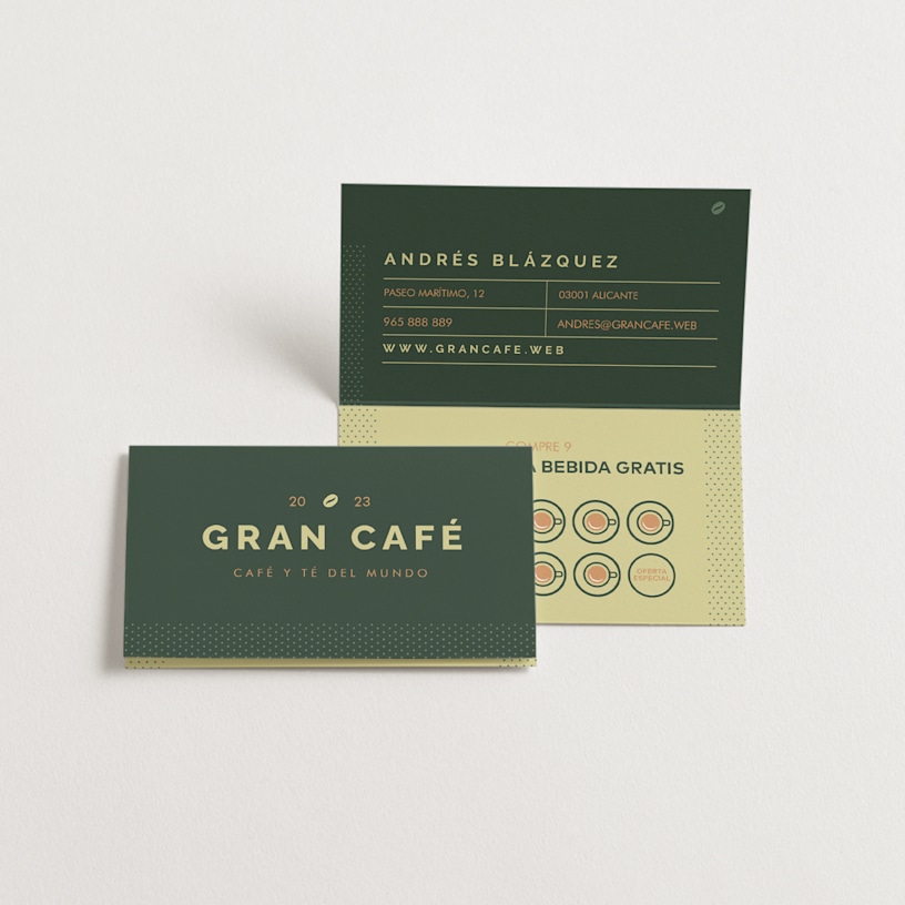 Tarjetas de visita plegadas diseñadas para una cafetería que sirven como tarjetas de fidelidad y se muestran tanto por dentro como por fuera.