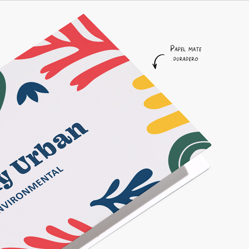 Un primer plano de una tarjeta de visita plegada con una nota que indica que es de un tipo de papel mate duradero.