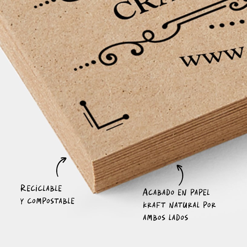 Una pila de tarjetas de visita de papel Kraft con indicaciones al lado que señalan que son reciclables, compostables y presentan el acabado natural propio del papel Kraft por ambas caras.