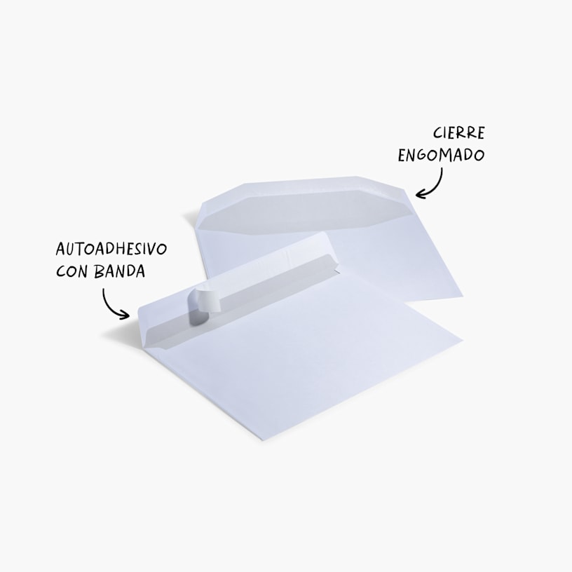 Primer plano de un sobre comercial blanco personalizado con la cinta adhesiva parcialmente despegada, de forma que se ve la cinta protectora despegable para cerrar el sobre.
