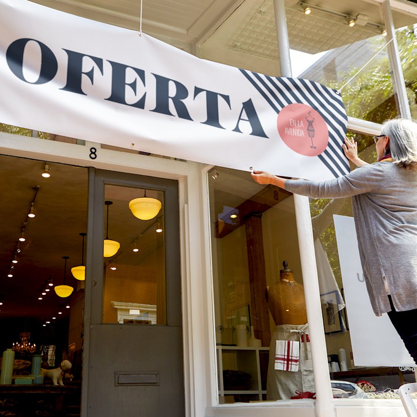  Una lona opaca que promociona unas rebajas.