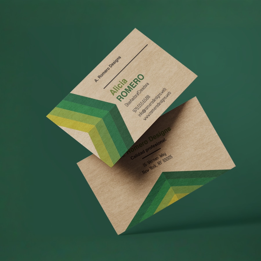 La parte de adelante y atrás de una tarjeta de presentación de papel Kraft de un diseñador exclusivo.