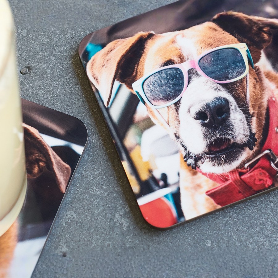 Una pila de posavasos personalizados con un perro que lleva puestas gafas de sol. 