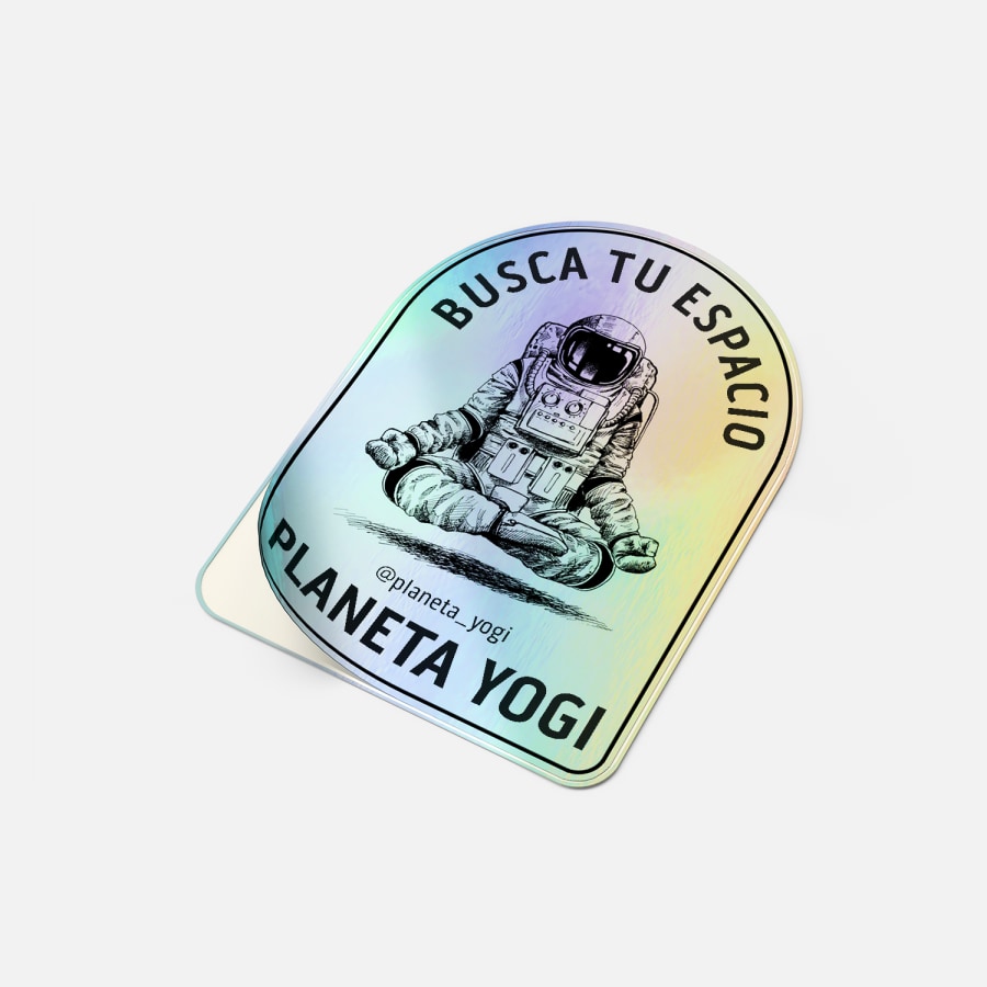 Un adhesivo holográfico de una empresa de yoga mostrando a un astronauta y un texto que dice “ten más espacio”.