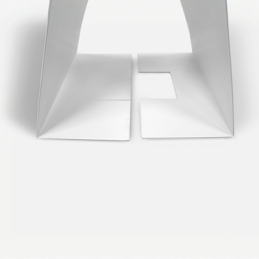 Esta imagen muestra la parte inferior separada de un caballete publicitario corrugado desarmado.