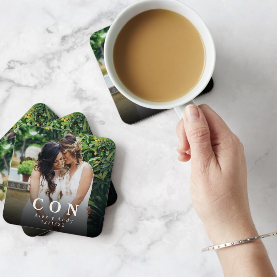 Una pila de posavasos personalizados con una pareja el día de su boda. 