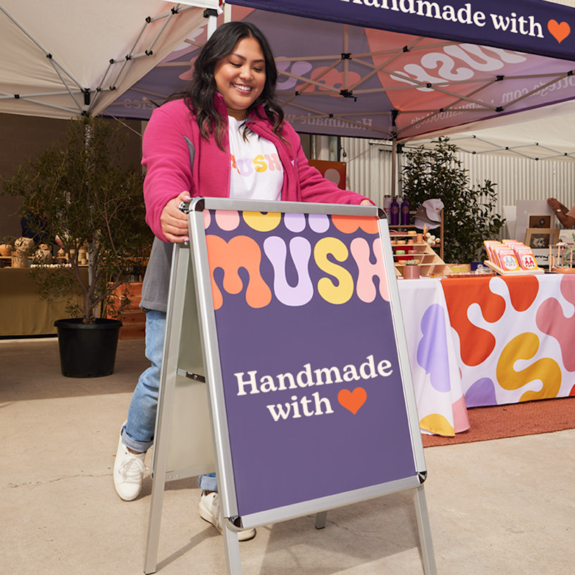 Un caballete publicitario de aluminio de una tienda artesanal.