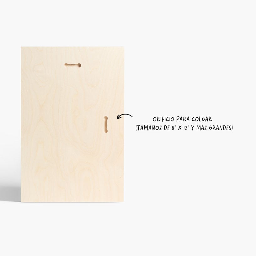 La parte de atrás de una lámina en madera con una nota que indica el tamaño 8” x 12” con ranuras para colgar. 