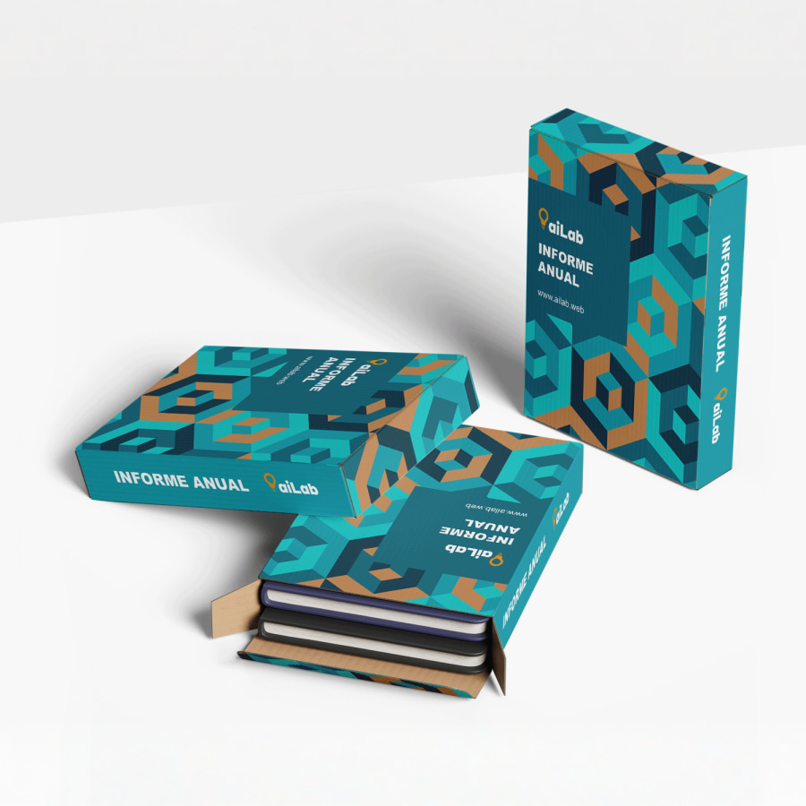 cajas planas para envíos promocionando una empresa de tecnología.