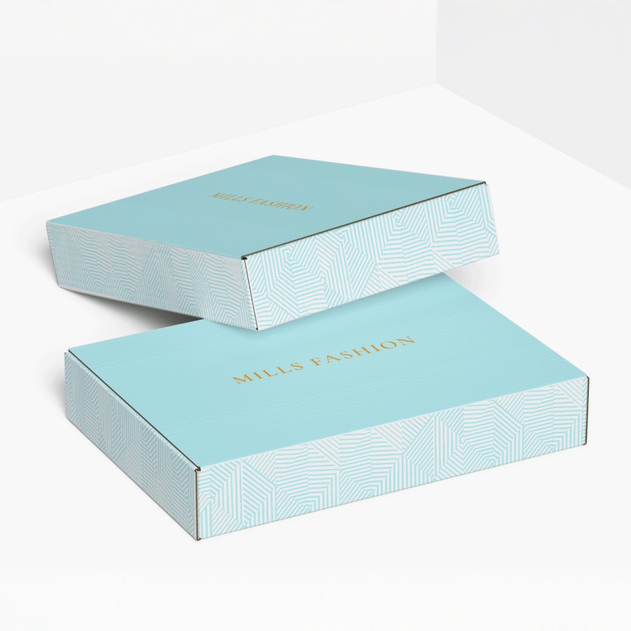 Cajas planas para envíos promocionando una empresa del sector de la moda.