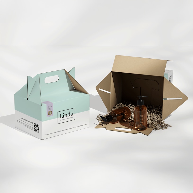  2 cajas loncheras personalizadas de una empresa de productos de belleza. 1 caja lonchera de lado con papel triturado y 2 botellas de productos adentro.