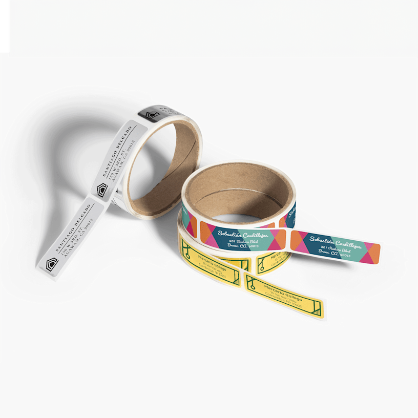 3 rollos de etiquetas de remitente de diferentes empresas.