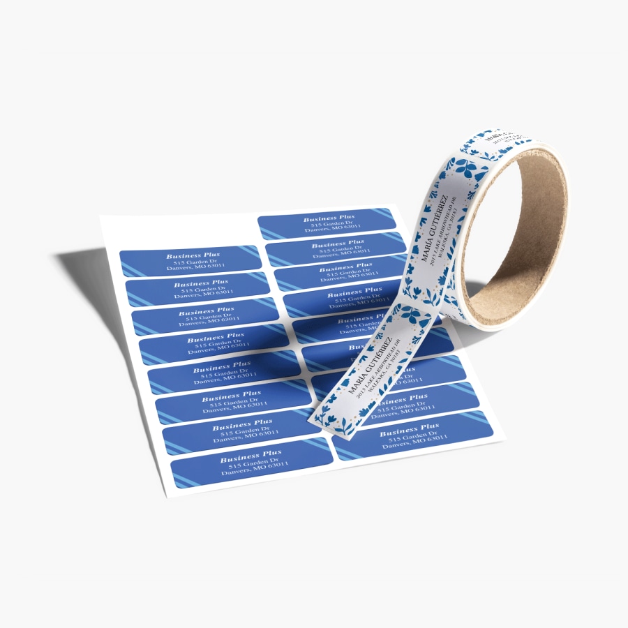 Un rollo de etiquetas de remitente y una hoja de etiquetas de remitente.