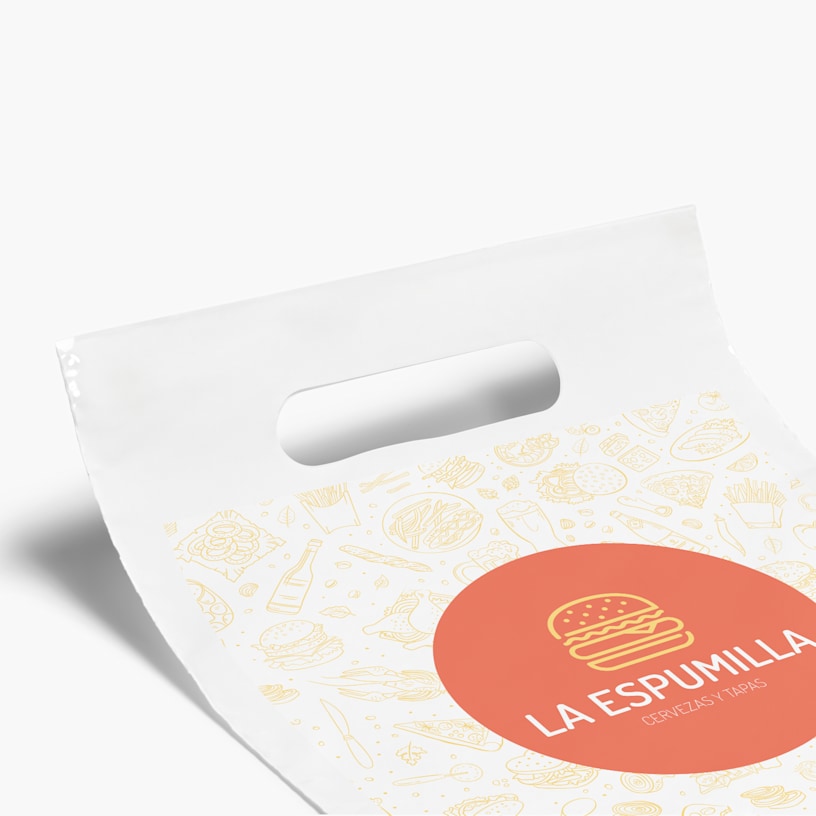 Una imagen de cerca mostrando el asa de una bolsa con asa troquelada promocionando un bar.