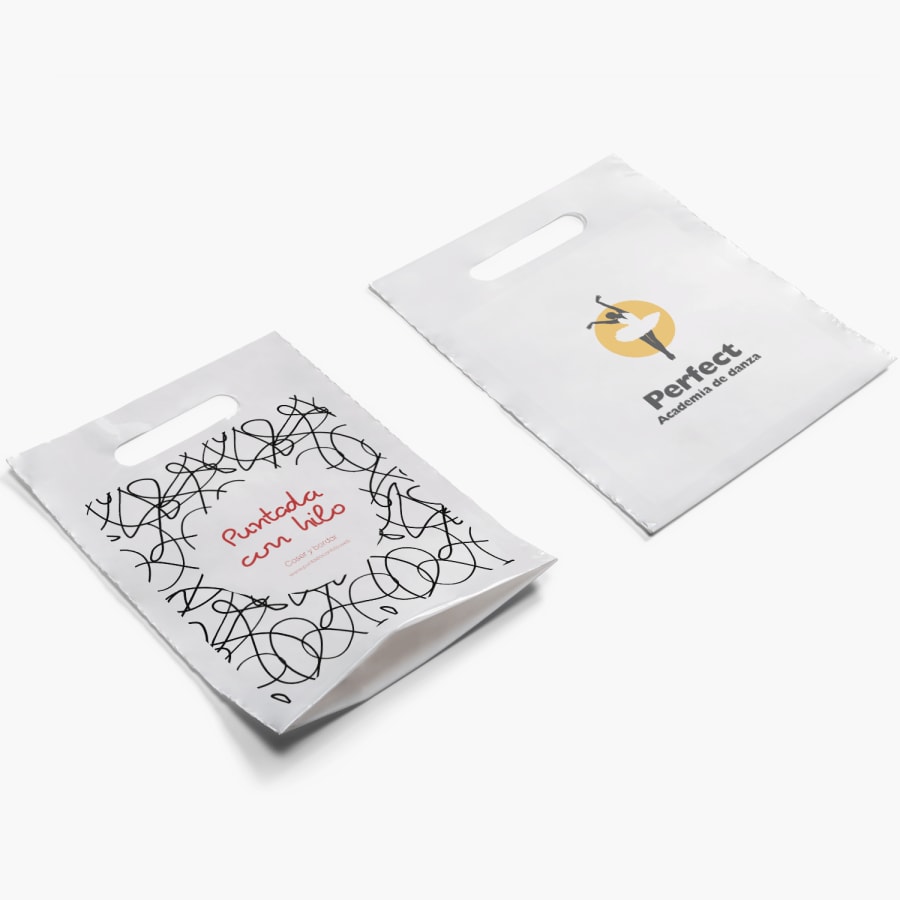 Dos bolsas con asa troquelada, una con fuelle promocionando una tienda de artículos para tejer y otra sin fuelle promocionando un estudio de baile.