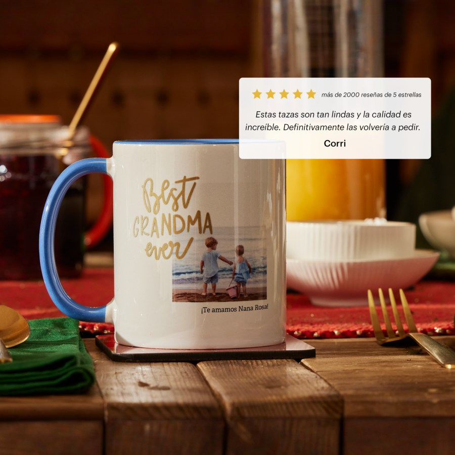 Una taza con foto para una abuela y la reseña de un cliente: “Estas tazas son tan lindas y la calidad de impresión es increíble. Definitivamente las volveré a comprar”.