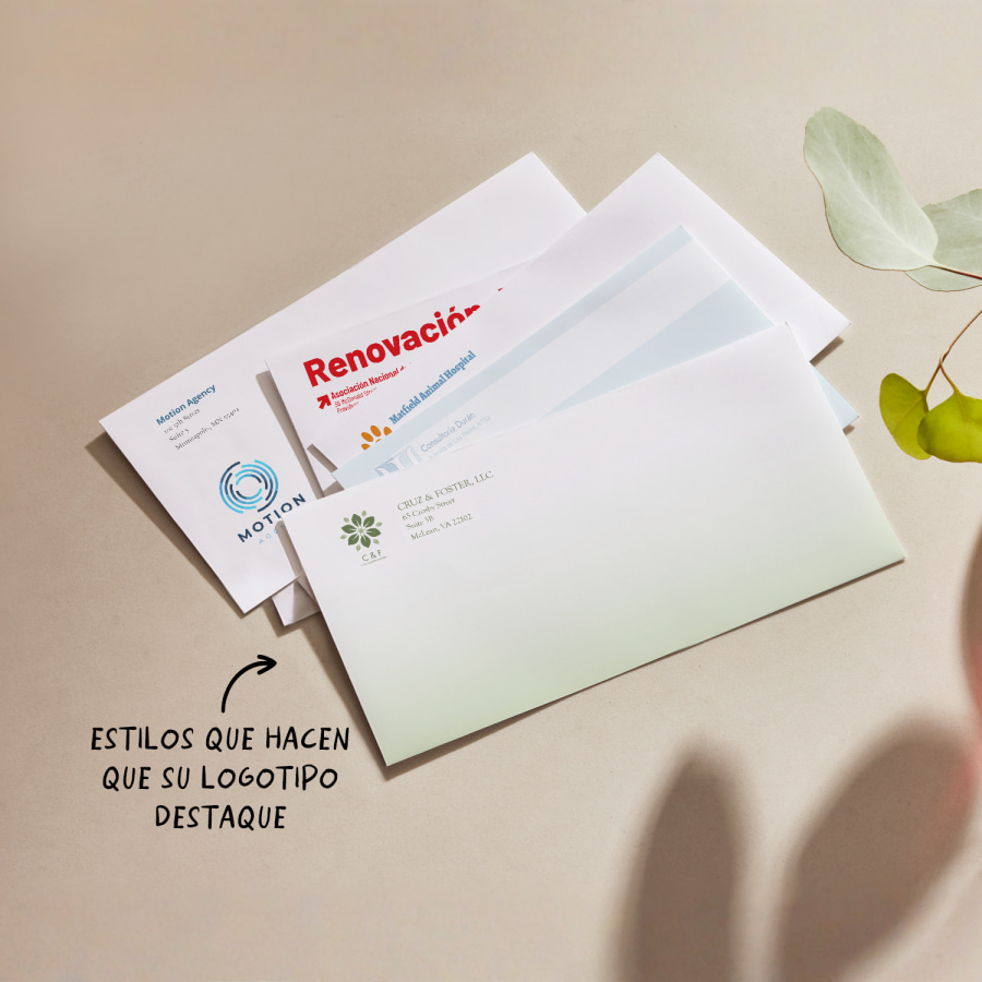 Sobres americanos personalizados mostrando distintos diseños de negocio.  Hay un texto que dice: los sobres tienen distintos estilos para lucir su logotipo