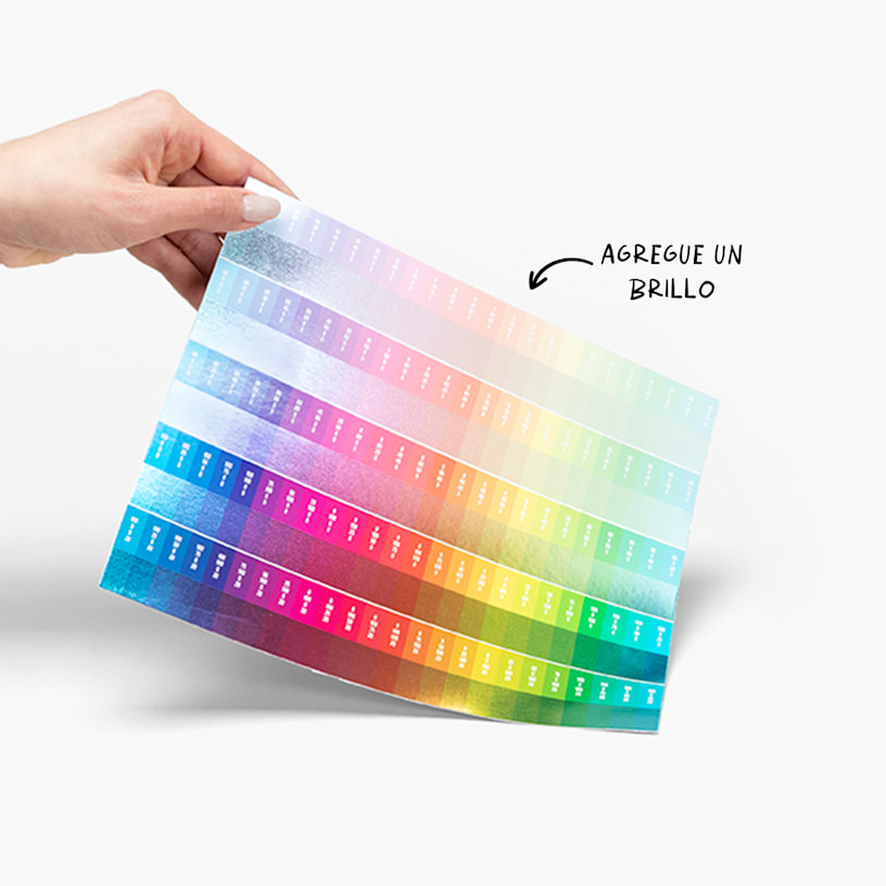 Una persona sujetando una tabla de colores que muestra todas la opciones de metalizado posibles, con una nota que indica que esto agrega un brillo metálico.