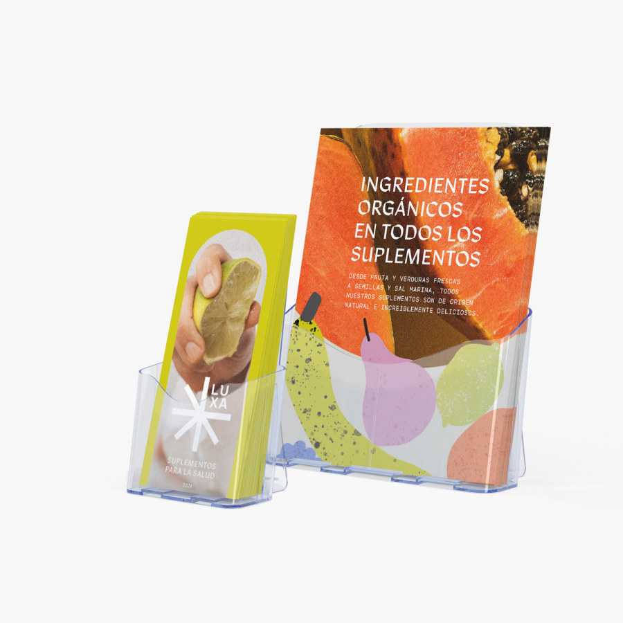 Materiales de mercadeo de una marca de belleza y bienestar adentro de unos soportes para folletos y flyers. 