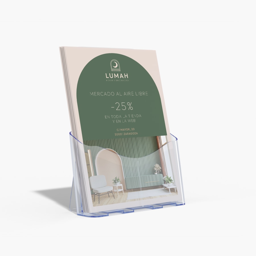 Flyers para una tienda de artículos para el hogar en un soporte para flyers grande.