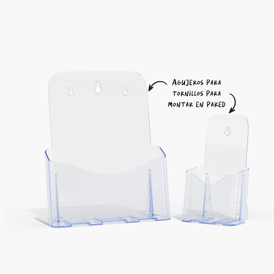 Un soporte para flyers y un soporte para folletos con una nota indicando que ofrecen agujeros para tornillos para montarlos en la pared.