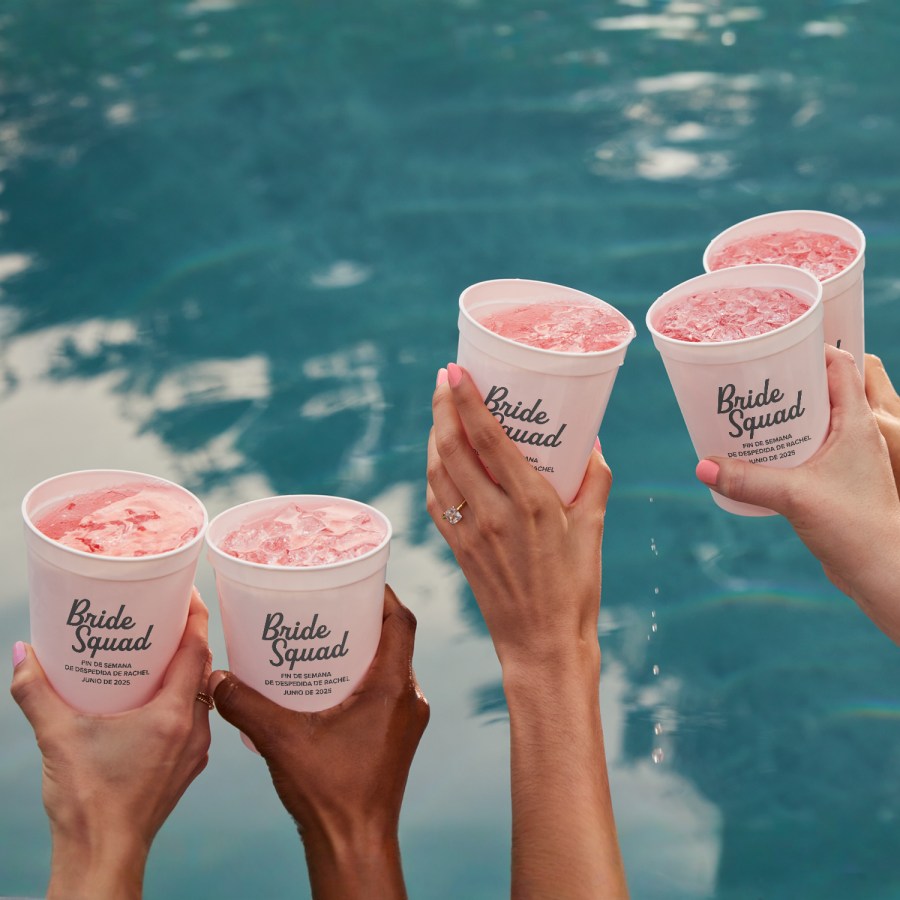 Un vaso de estadio personalizado para un fin de semana de despedida de soltera.