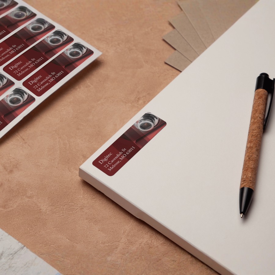 Una etiqueta de remitente colocada en la esquina superior de un documento, junto a una hoja de etiquetas.