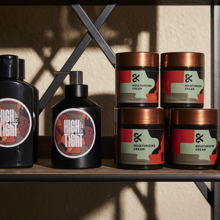 Una variedad de productos para el cuidado del cabello con etiquetas para empaques con marca.